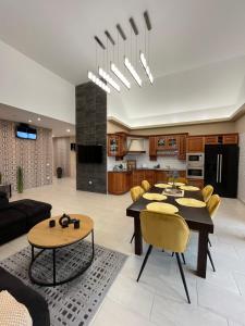 uma cozinha e sala de estar com mesa e cadeiras em Luxury Zamárdi em Zamárdi