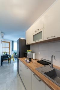 Η κουζίνα ή μικρή κουζίνα στο Apartman Jabuka - free parking
