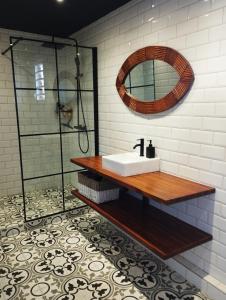 a bathroom with a sink and a shower at Grand Appartement de Standing, Appt Entier , ou , Chambre en colocation, Magnifique vue Mer in Ducos