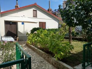 Ein Garten an der Unterkunft Holiday House Palma