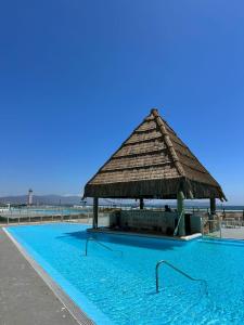 una gran piscina con una cabaña en la playa en Dpto en Resort Laguna del Mar frente al mar 2D2B, en La Serena