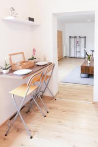 kuchnia ze stołem i krzesłami w pokoju w obiekcie Apartment Sängerstadt Flat Peter w mieście Finsterwalde
