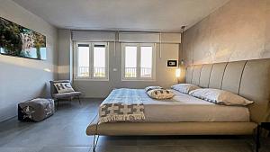 sypialnia z dużym łóżkiem i krzesłem w obiekcie Mediceo 42 w Pizie
