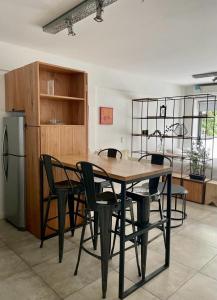 stół i krzesła w pokoju z kuchnią w obiekcie APT New Studio Palermo w BuenosAires