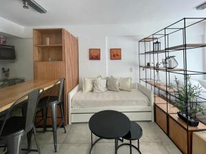 Un dormitorio con una cama y una mesa y sillas. en APT New Studio Palermo, en Buenos Aires