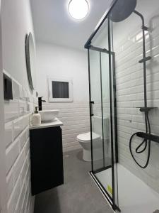 y baño con aseo y ducha acristalada. en Apartamento en Santander con vistas al mar, en Santander
