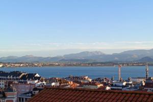 - Vistas a la ciudad, al agua y a las montañas en Apartamento en Santander con vistas al mar, en Santander