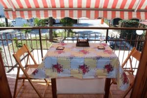 マルチェッリにあるQuadrilocale botte, a soli 100 m dal mareのテーブルと椅子、海の景色を望むバルコニー