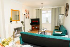uma sala de estar com um sofá e uma televisão em Contemporary Comfort Trendy Hideaway em Robin Hood