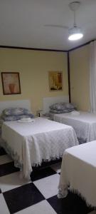 1 dormitorio con 2 camas con sábanas blancas en KzaZenDF Hostel CamaeCafé AsaSul, en Brasilia