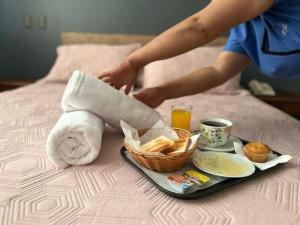 康塞普西翁的住宿－Hotel Vitali，包括毛巾和一篮子食物的早餐托盘