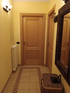 pasillo con puerta y taburete en una habitación en B&B I tre gatti, en Frassinello Olivola