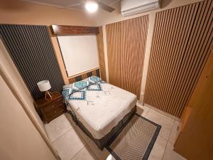 einen Blick über ein Schlafzimmer mit einem Bett in der Unterkunft Casa CAXTUS in Brasilito