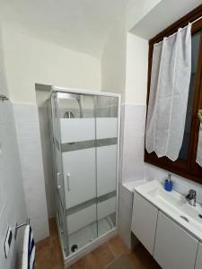 ein Bad mit einer Glasdusche und einem Waschbecken in der Unterkunft Appartamento vicino al centro di Tortona in Tortona