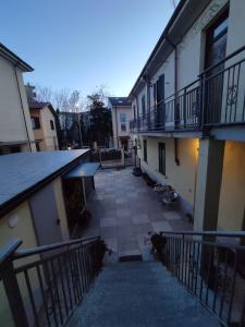 einen leeren Innenhof eines Gebäudes mit Balkon in der Unterkunft Appartamento vicino al centro di Tortona in Tortona