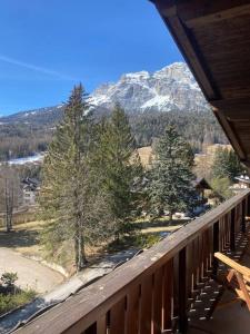 een balkon met uitzicht op een berg bij Attico con vista sulle Tofane in Maion