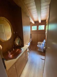 uma casa de banho com um lavatório e um WC em Attico con vista sulle Tofane em Maion