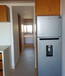 cocina con nevera blanca y pasillo en new condo, luxury value, en Plaza Santa María