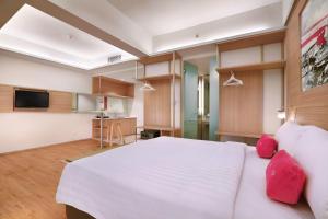 TV a/nebo společenská místnost v ubytování favehotel Palembang