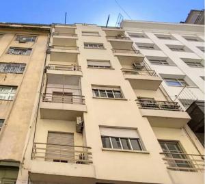 un edificio alto con balcones a un lado. en En el corazón de la ciudad! en Buenos Aires