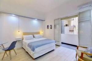 a bedroom with a bed and a desk and a chair at En el corazón de la ciudad! in Buenos Aires