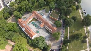 an overhead view of a large building with a pool at DJH Jugendherberge Mannheim International in Mannheim