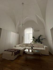 een woonkamer met een bank en een tafel bij Casa Guido Eco Friendly in Lecce