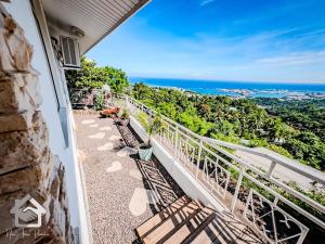 Elle comprend un balcon offrant une vue sur l'océan. dans l'établissement Airport Pamatai Studio, à Fa'a'ā