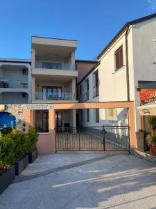 un edificio con un cancello di fronte di Sanja Apartments Rivarela a Novigrad Istria
