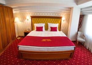 Łóżko lub łóżka w pokoju w obiekcie Classic Hotel Prizren