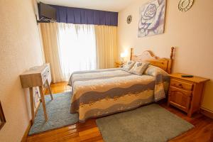 a small bedroom with a bed and a window at Posada la Hijuela in Queveda