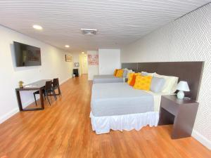 una camera con letto, tavolo e scrivania di Suite. HotelCCT a Caracas