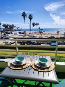 ヴァロリスにあるStudio "Blue Sun"のビーチ用のピクニックテーブル(帽子2つ、グラス付)