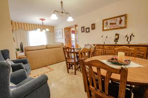 a kitchen and living room with a table and chairs at Posada la Hijuela in Queveda