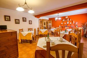 a restaurant with tables and chairs in a room at Posada la Hijuela in Queveda