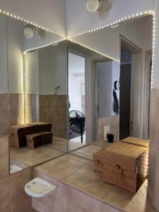 uma casa de banho com um WC e um espelho. em Departamento Luminoso en Nueva Cordoba em Córdoba