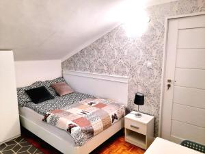 ヘウムにあるNoclegi Centrum Chełmのベッドと小さなテーブルのある小さな寝室