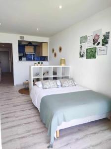 ein weißes Schlafzimmer mit einem großen Bett in der Unterkunft Studio "Blue Sun" in Vallauris
