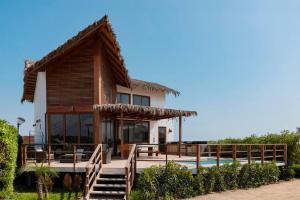 uma casa com um deque e uma piscina em ZAFIRO CHINCHA® Casa de Lujo Piscina frente al mar em Casa Blanca
