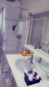 ein Bad mit einem Waschbecken und einem Spiegel in der Unterkunft appartement cosy Asnières-sur-Seine in Asnières-sur-Seine
