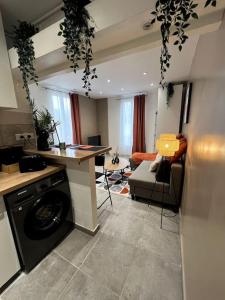 cocina con lavadora en una habitación en Le Japandi - Cosyloc Agency - Aux Portes de Paris, en Pantin
