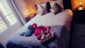 Zimmer mit 2 Betten und einem Korb mit Spielzeug in der Unterkunft appartement cosy Asnières-sur-Seine in Asnières-sur-Seine