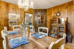 Fotografie z fotogalerie ubytování Peaceful Hendersonville Cabin - Hot Tub and Fire Pit v destinaci Hendersonville