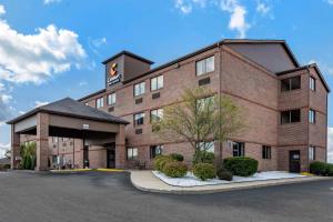 un grand bâtiment en briques rouges avec une tour d'horloge dans l'établissement Comfort Inn & Suites Streetsboro - Kent, à Streetsboro