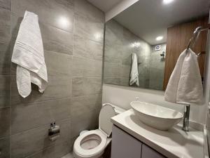a bathroom with a white toilet and a sink at Increible apartamento cerca de Centro Chia y U Sabana in Chía
