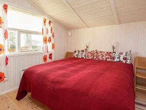 ジルレジェにあるHoliday Home Sandrendenのベッドルーム1室(赤い毛布付きのベッド1台付)