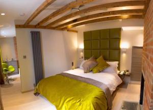 Ένα ή περισσότερα κρεβάτια σε δωμάτιο στο Henry's +9 φωτογραφίες