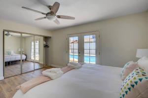 1 dormitorio con 1 cama grande y ventilador de techo en Luxurious 5BR I 4BA Dream Home I 31 nights min stay I, en Las Vegas