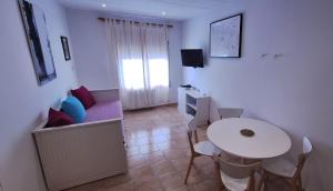 Habitación pequeña con mesa y sofá en Apartament Perebep de Linyola, en Linyola