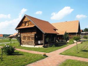 une maison en rondins avec un toit brun dans l'établissement Ekoetno Selo Strug, à Krapje